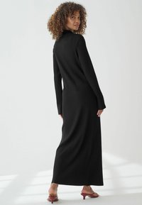 Next COLLAR DETAIL TALL - REGULAR FIT - Maksi suknelė - black