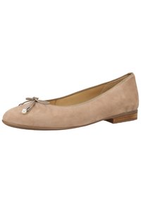Ballettschuh aus hellbeigem Wildleder, mit runder Spitze, dekorativem Bogen mit Metallakzenten, niedrigem Blockabsatz und glatter Innenauskleidung.