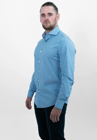 Herenblauw gestreept overhemd met knopen, voorzien van lange mouwen en een gebogen zoom, gemaakt van een soepele stof met fijne verticale strepen.