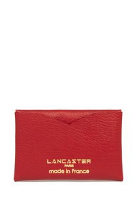Portafoglio in pelle rossa con una finitura testurizzata. Presenta un marchio dorato e una patta triangolare nella parte superiore. Forma rettangolare compatta.