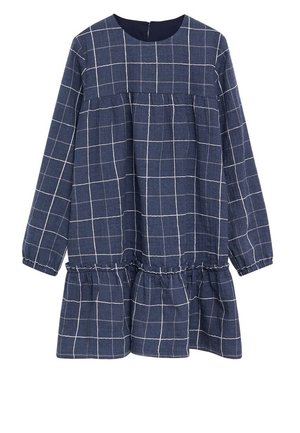 Marineblaues Langarmkleid mit weißem Karomuster, rundem Ausschnitt, geraffter Taille und gerafftem Saum.
