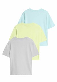 Tre kortærmede bomulds t-shirts i pastelfarver: lys blå, bleg gul og grå. Har en klassisk rund halsudskæring og blød struktur.