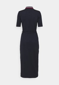 Navyblaues Midikleid, kurze Ärmel, Polokragen mit rot, weiß und blauen Streifen; tailliert mit Kordelzugdetail, glatte Textur.
