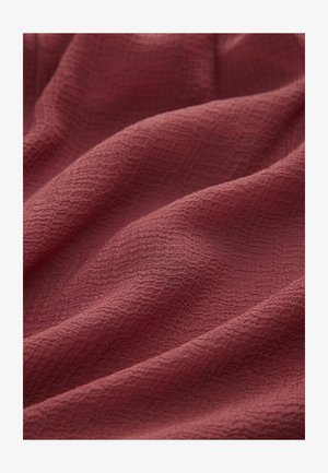 Texturiertes, leichtes Gewebe in tiefrosafarben, mit subtilen geometrischen Mustern und sanftem Fall. Weich im Griff mit glatter Oberfläche.