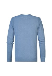 Pulover tricotat de culoare albastru deschis, cu mâneci lungi, guler rotund și manșete ribbate. Prezintă cusături verticale subtile pe umeri. Textură netedă.