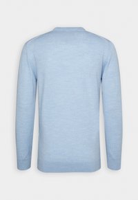 Pull en tricot bleu clair avec des manches longues, un col rond et un ourlet côtelé. Texture douce avec un subtil motif chiné.