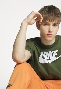 Nike Sportswear TEE ICON FUTURA  - T-shirt estampada - rough green/white