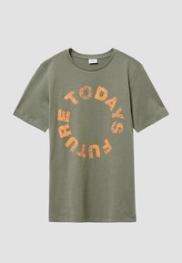 Olijfgroene katoenen t-shirt met een cirkelvormige grafiek en de tekst "DE TOEKOMST VANDAAG" in vetgedrukte, versleten oranje letters.