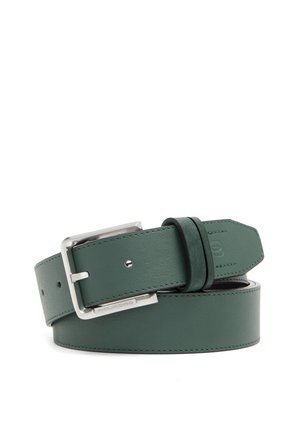 Ceinture en cuir vert foncé avec boucle rectangulaire argentée et bords cousus, roulée sur fond blanc.