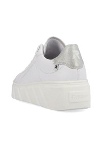 Baskets blanches avec une surface texturée, accent argenté au niveau du talon et une semelle en caoutchouc blanche épaisse présentant un design strié.