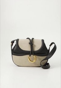 Juodos odos ir smėlio spalvos tekstūruoto audinio per petį nešiojama rankinė su išlenktu dizainu, aukso spalvos aparatūros žiedu ir reguliuojama dirželiu.