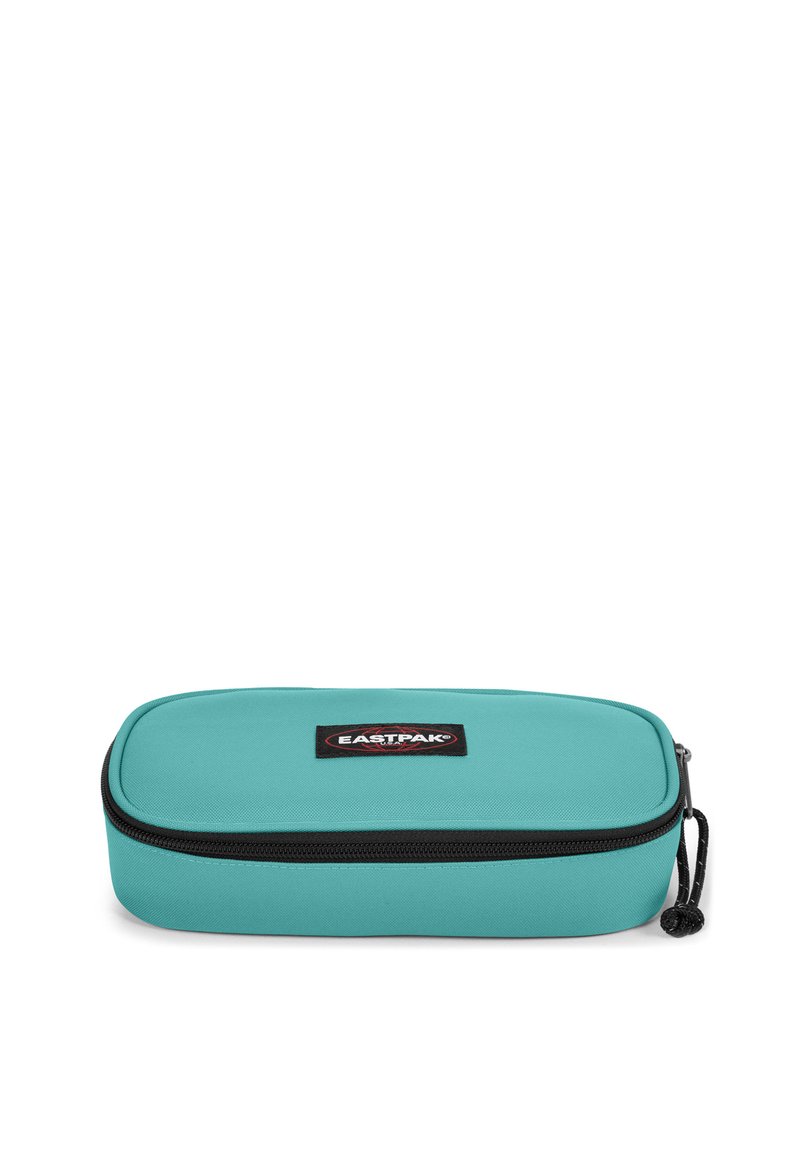 Portapenne teal di forma rettangolare, realizzato in tessuto resistente, con cerniera nera e patch del logo Eastpak sul davanti.