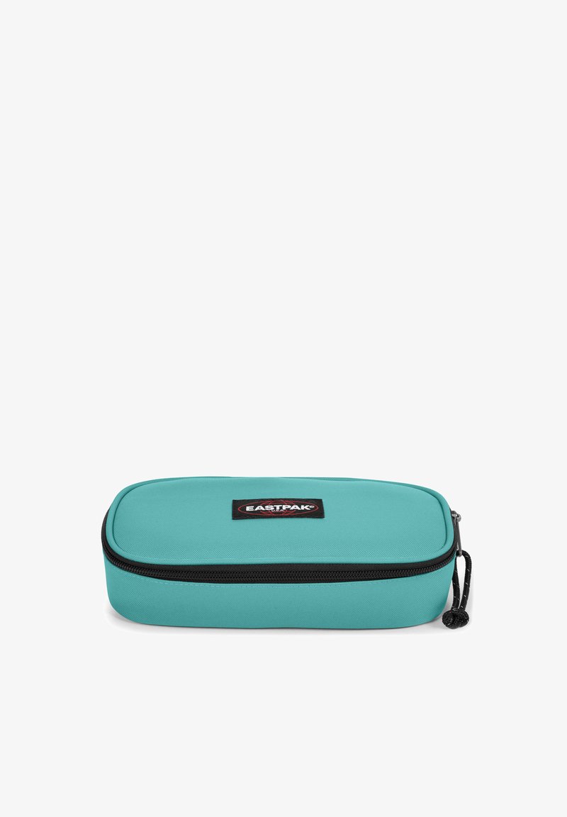 Portapenne teal di forma rettangolare, realizzato in tessuto resistente, con cerniera nera e patch del logo Eastpak sul davanti.