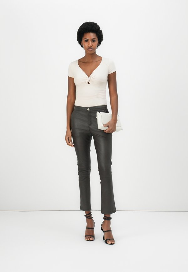 LEYA REFINED STRETCH - Leather trousers - turkish coffee3