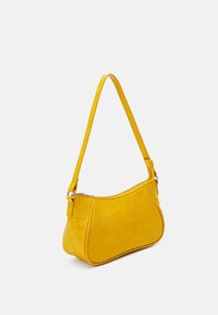Geel handtas met een krokodillenlook, gebogen vorm en een lange schouderband. Voorzien van een ritssluiting en gladde oppervlakteaccenten.