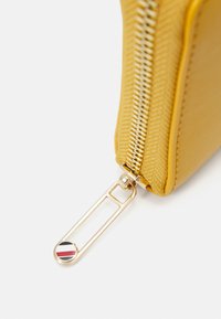 Tommy Hilfiger CHIC - Novčanik - city yellow