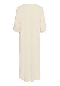 Lange beige linnen jurk met opgerolde halve mouwen, rechte snit en eenvoudig rugontwerp tegen een witte achtergrond.