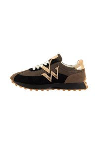 Sneakers con lacci caratterizzati da una tomaia in rete nera e marrone con accenti dorati, dettagli in suede marrone e una suola in gomma testurizzata con battistrada seghettato.