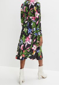 bonprix Vapaa-ajan mekko - black