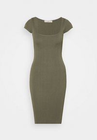 Olivgrön bodycon-klänning med korta ärmar, ribbat mönster, fyrkantig halsringning och en enda accentknapp på axeln.