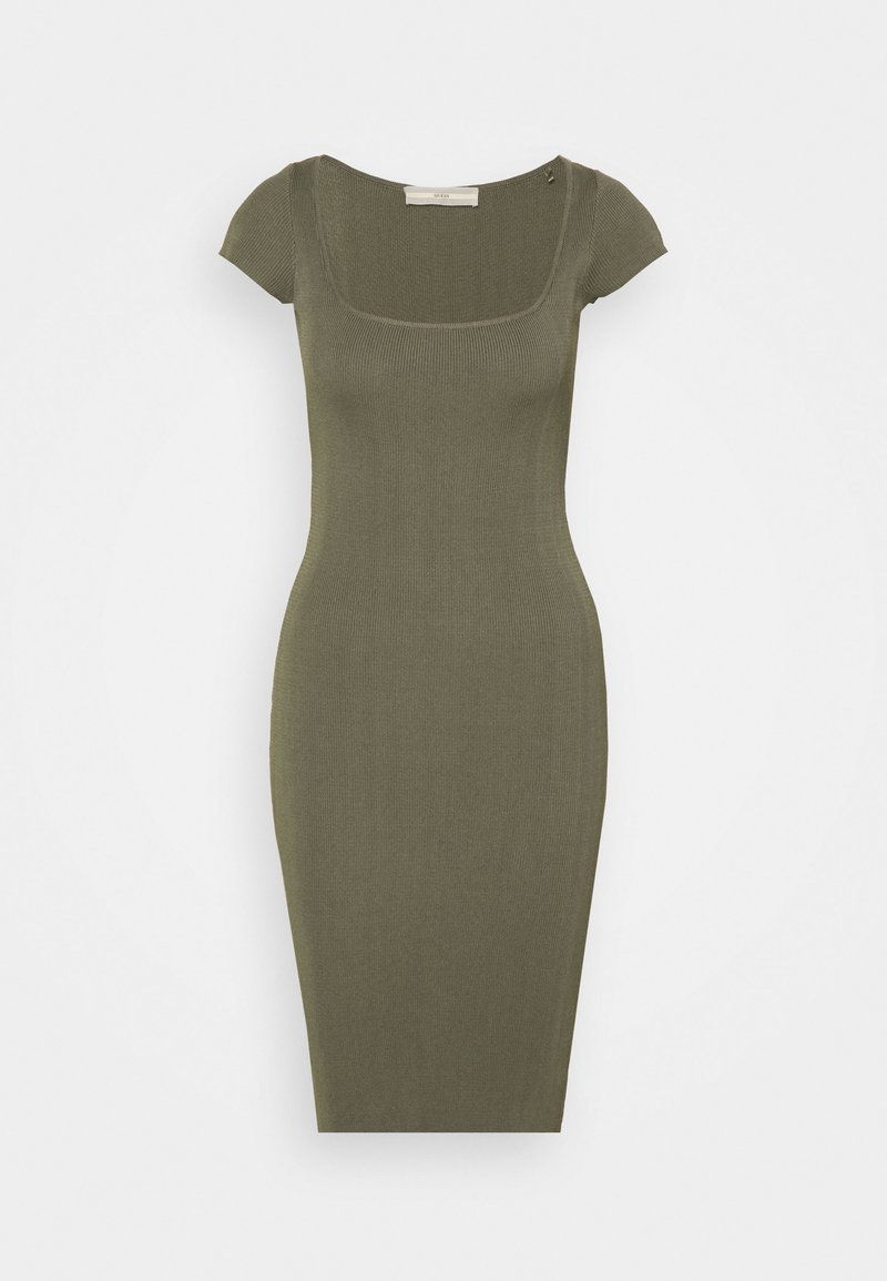 Robe bodycon vert olive avec manches courtes, texture côtelée, décolleté carré et un unique bouton d'accent sur l'épaule.