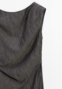 Ärmelloses dunkelgraues Kleid mit gekräuselter Textur und einem drapierten Wasserfallausschnitt, vor weißem Hintergrund dargestellt.