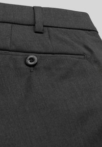 Pantalons gris foncé avec un design à devant plat, fermeture à un bouton et texture lisse avec un motif subtil.