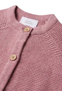 Helles rosafarbenes Strick-Cardigan mit rundem Halsausschnitt, einer Knopfleiste mit Holzknöpfen und einem strukturierten Muster.