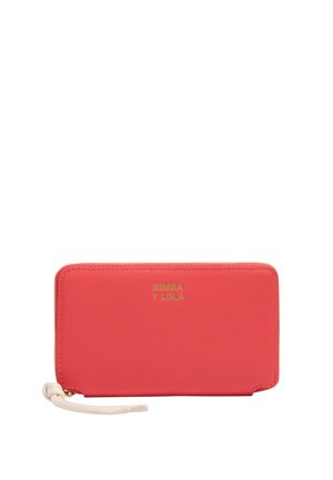 Cartera rectangular color coral con el logo dorado "BIMBA Y LOLA", cierre de cremallera y una correa de muñeca trenzada blanca adjunta.