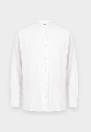 Chemise blanche à manches longues avec col mao, boutons sur le devant et ourlet droit, présentée sur un fond gris clair.