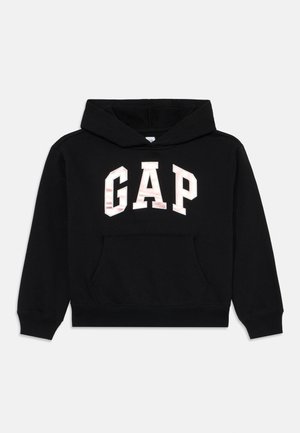 Sweatshirt preto com capuz feito de algodão, com um bolso frontal. Apresenta o logotipo "GAP" em branco com um padrão subtil. Punhos e barra canelados.