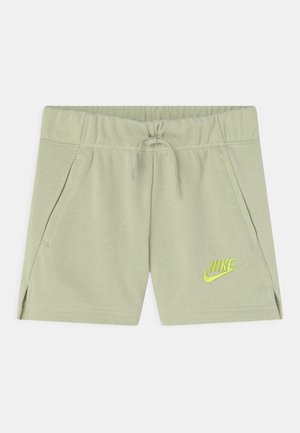 Světlé zelené kraťasy Nike s elastickým pasem, stahovací šňůrkou, kapsami po stranách, malými bočními rozparky a neonově žlutým logem Nike na levé nohavici.