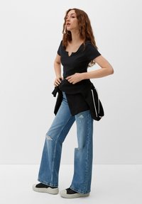 QS MIT AUSSCHNITT - Basic T-shirt - schwarz