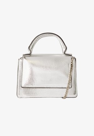 Borsa a tracolla metallica argentata con design strutturato, manico superiore e tracolla rimovibile. Texture liscia con dettagli di cucitura a contrasto.