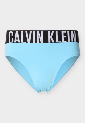 Jasnoniebieskie dno bikini z czarną elastyczną talią z białym napisem "CALVIN KLEIN". Gładka tkanina, średni stan, dopasowany krój.