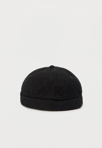 Μαύρο καθημερινό βαμβακερό καπέλο με έξι οπές αερισμού και γυρισμένο γείσο, εμφανιζόμενο πάνω σε απλό λευκό φόντο.