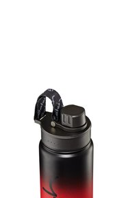Schwarze und rote gradientierte Metallwasserflasche mit einem schwarzen Deckel, seitlichem Gurt und einem Button zum Öffnen. Verfügt über eine glatte Textur und ein elegantes Design.