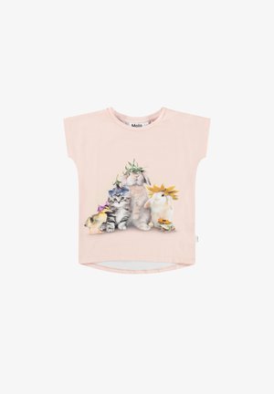 Camiseta de color rosa claro con un patito, un gatito, un conejo y una rana con coloridos sombreros de flores impresos en la parte frontal.