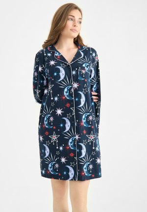Nuisette marine avec un motif de lune et d'étoiles, présentant des bordures blanches, un col et des manches longues. Fabriquée en tissu doux.