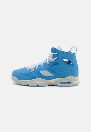 Baskets montantes avec un dessus en cuir bleu vif, des lacets blancs, des accents en mesh et une semelle intermédiaire crème avec un amorti en air visible.