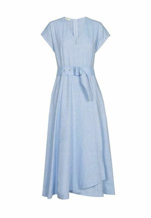 Lichtblauwe jurk tot op de knie gemaakt van gestructureerde stof, met een V-hals, korte mouwen en een ceintuur met gesp in de taille.
