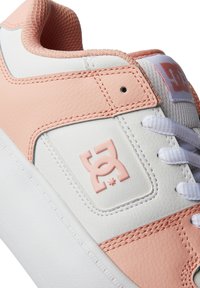 DC Shoes MANTECA 4 PLATFORM - Sneaker low - lpc lt peach