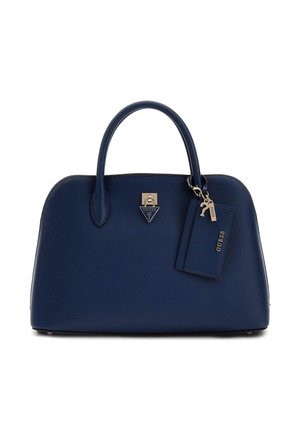 Bolso de mano de cuero texturizado azul marino con asas dobles, placa del logo GUESS en metal plateado y etiqueta de la marca con colgantes.