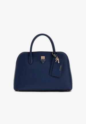 Torba od tamnoplave teksturirane kože s dvostrukim ručkama, srebrnim GUESS logotipom i priloženim označenim privjescima.