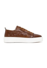 Braune Leder-Sneaker mit strukturiertem Obermaterial, runder Zehenpartie, tonalen Schnürsenkeln und einer weißen Plateausohle. Verfügt über minimale Nähte und eine Anziehschlaufe.