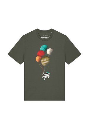 T-shirt vert foncé avec un graphisme d’astronaute flottant en tenant cinq ballons en forme de planète.