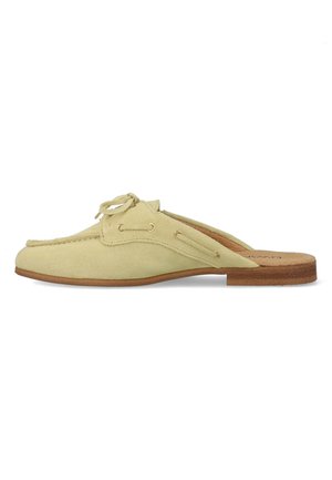 Beige suède instapper zonder achterkant met veterdetail, lage houten hak en mocassinnaden, op witte achtergrond.