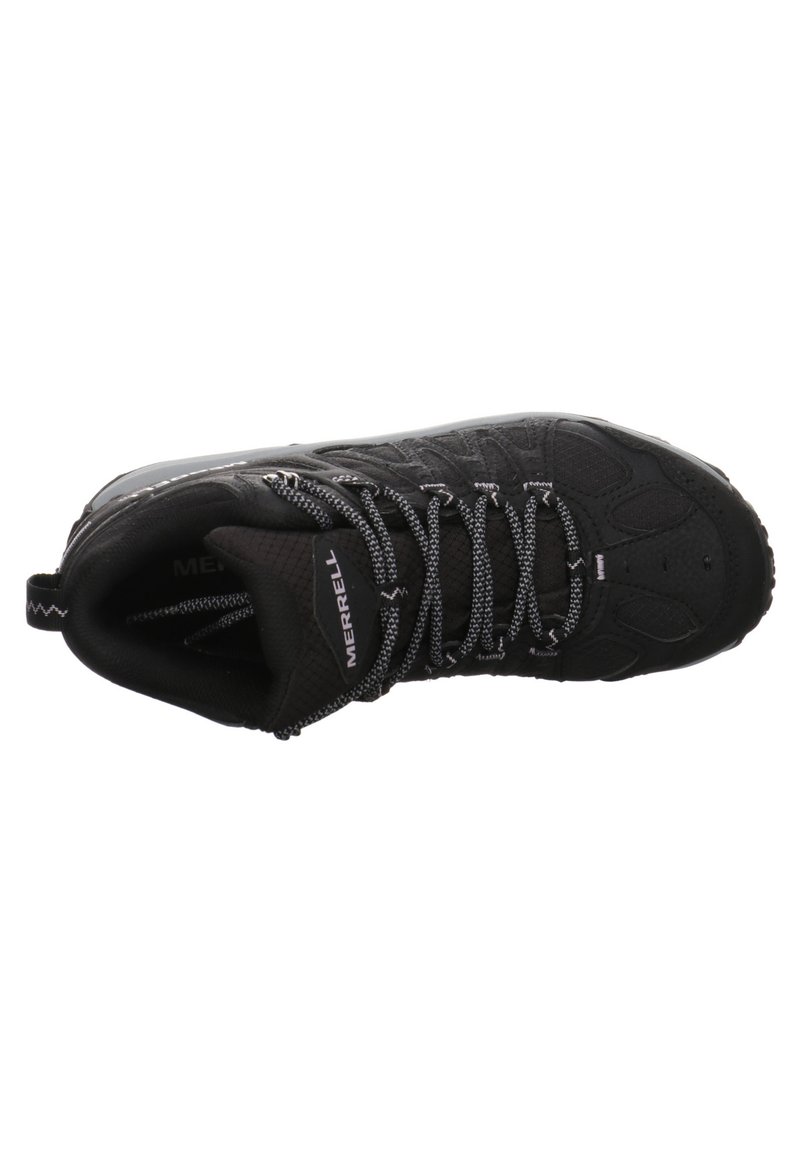 Schwarzer Merrell Wanderschuh mit strukturiertem Obermaterial, Einsatz von Mesh und reflektierenden Schnüren. Verfügt über eine robuste Sohle und einen Zugschlaufe für ein einfaches Anziehen.