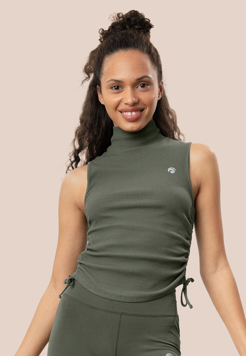 Olijfgroen mouwloos shirt met een hoge halslijn en geribbelde textuur; voorzien van een trekkoord aan de onderkant en een klein logo op de borst.