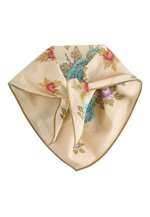 Beige lommetørklæde med broderede blomster mønstre i rød, blå, pink og grøn, foldet for at vise design og tekstur.